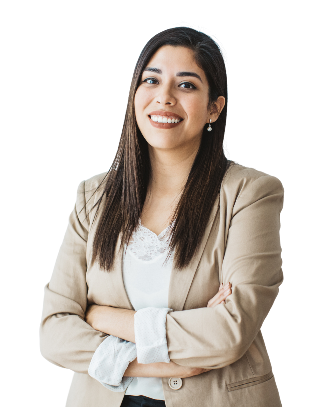 Vrouw met lang steil donker haar, in beige colbert en witte blouse, met vrolijke glimlach en gekruiste armen.
