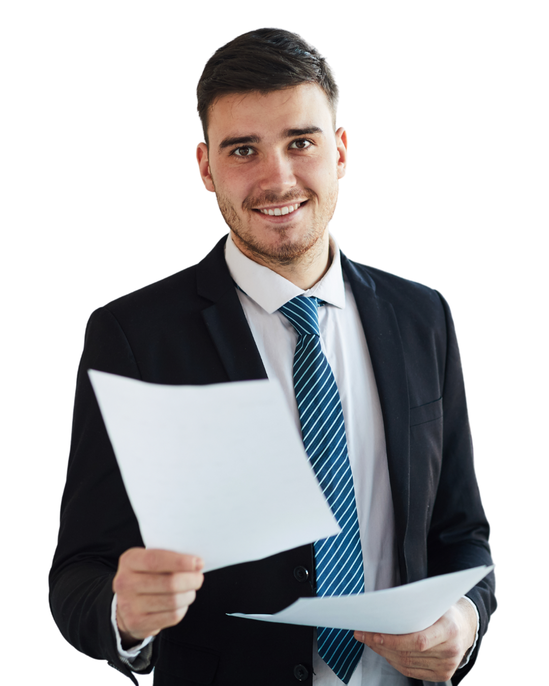 Jonge man in donker pak en stropdas, glimlachend terwijl hij twee documenten vasthoudt en voor zich uitsteekt.