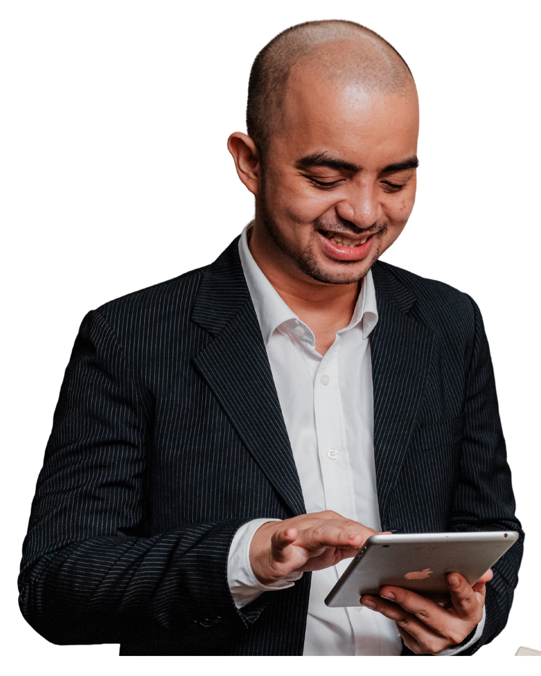 Man in zwart jasje die geconcentreerd op een tablet werkt.