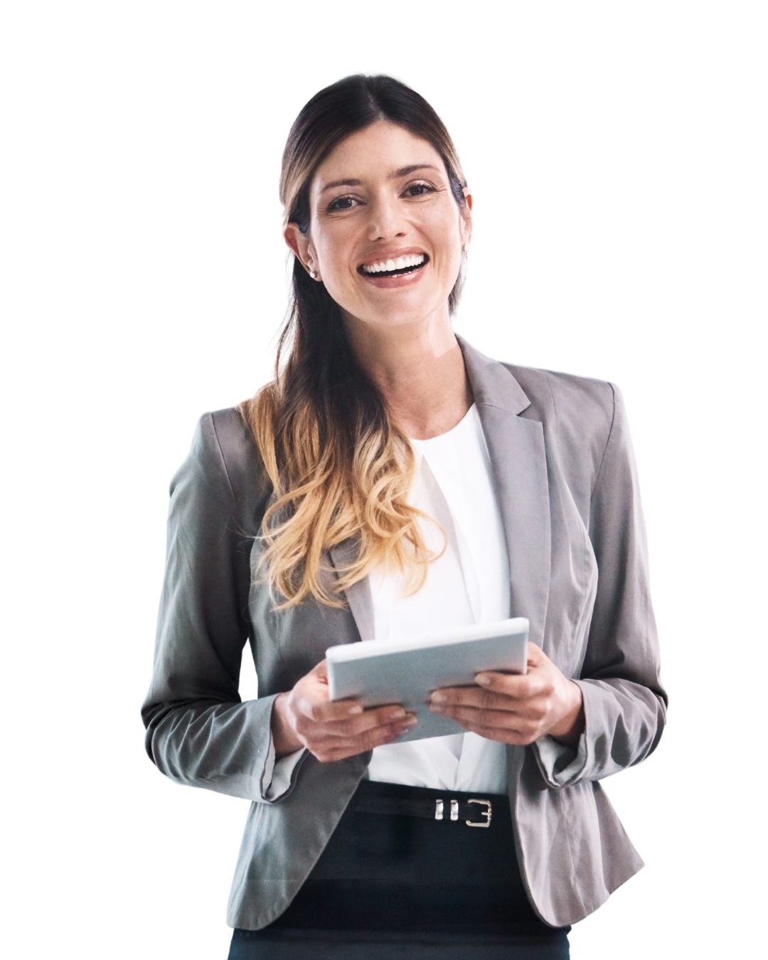 Vrouw met lang bruin haar, in een lichtgrijs colbert en witte blouse, staand met een tablet in haar handen en vriendelijk glimlachend.