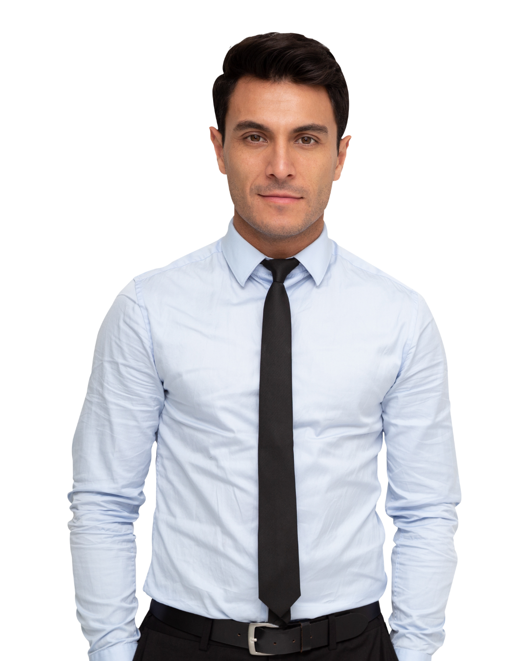 Man met kort donker haar in lichtblauw overhemd en zwarte stropdas, met ontspannen houding en neutrale blik naar de camera.