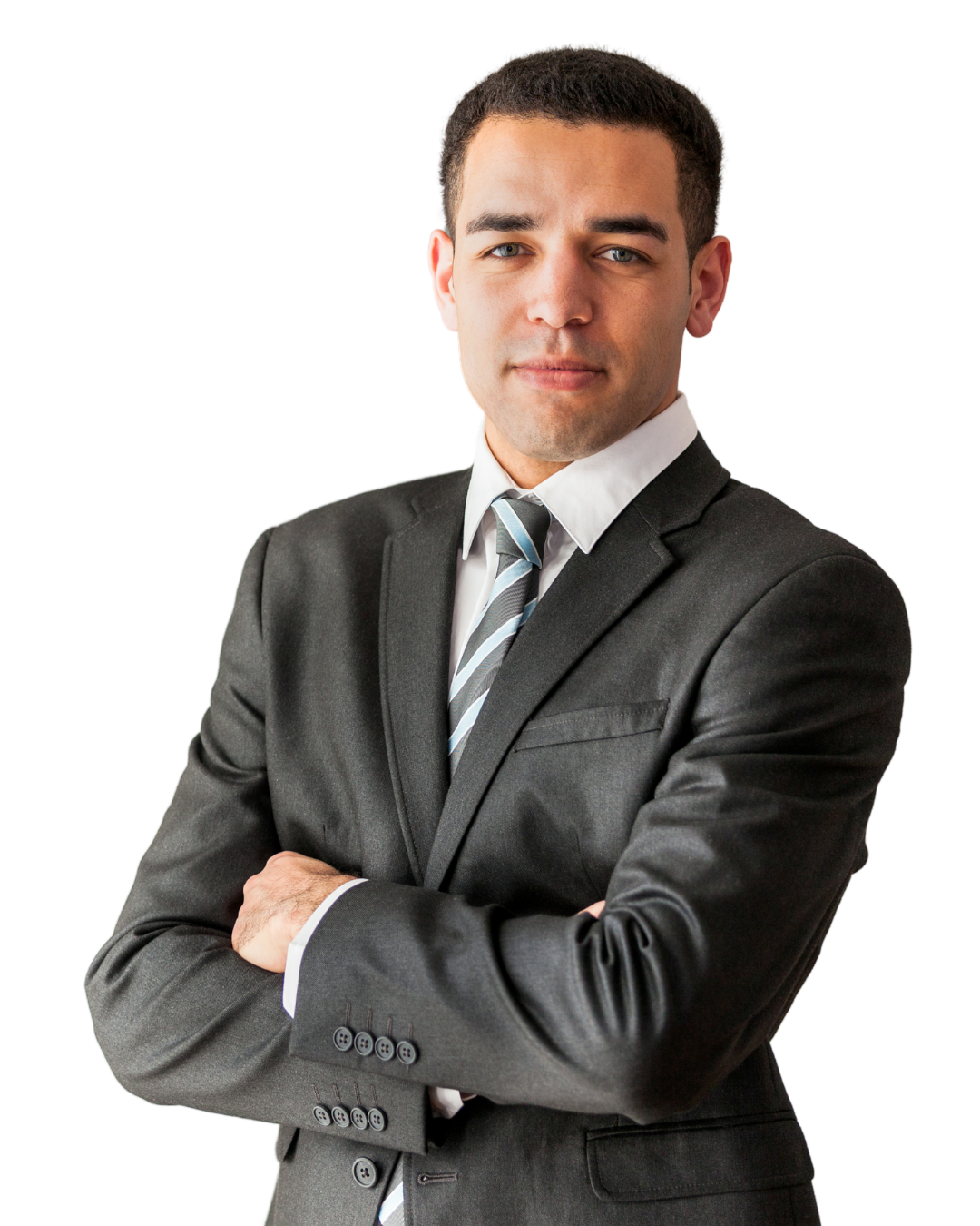 Jonge man in donker pak en licht gestreepte stropdas, met gekruiste armen en een zelfverzekerde blik naar de camera.