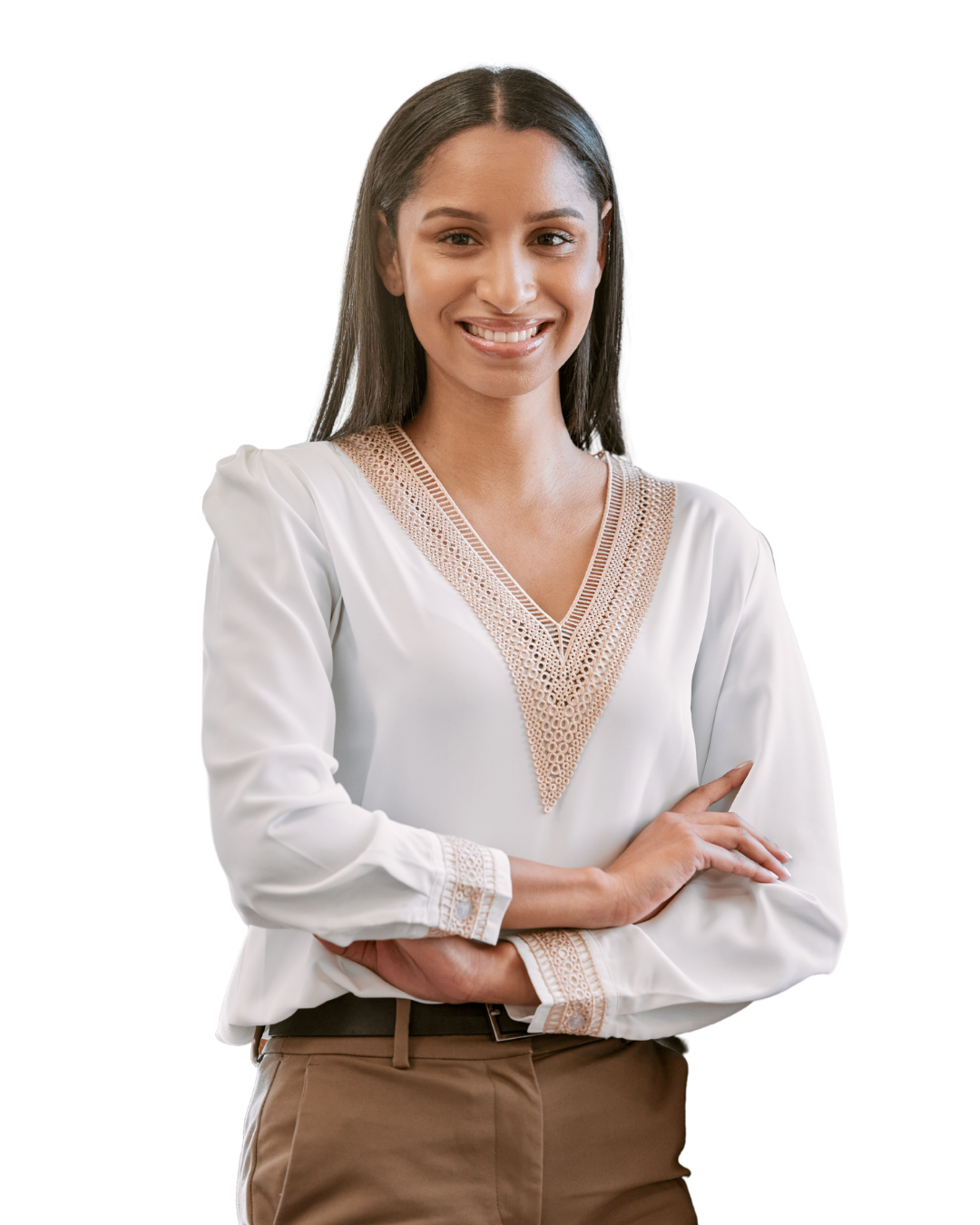 Een vrouw met een lach, zwarte haren en een witte blouse met beige broek. Heeft haar armen over elkaar heen.