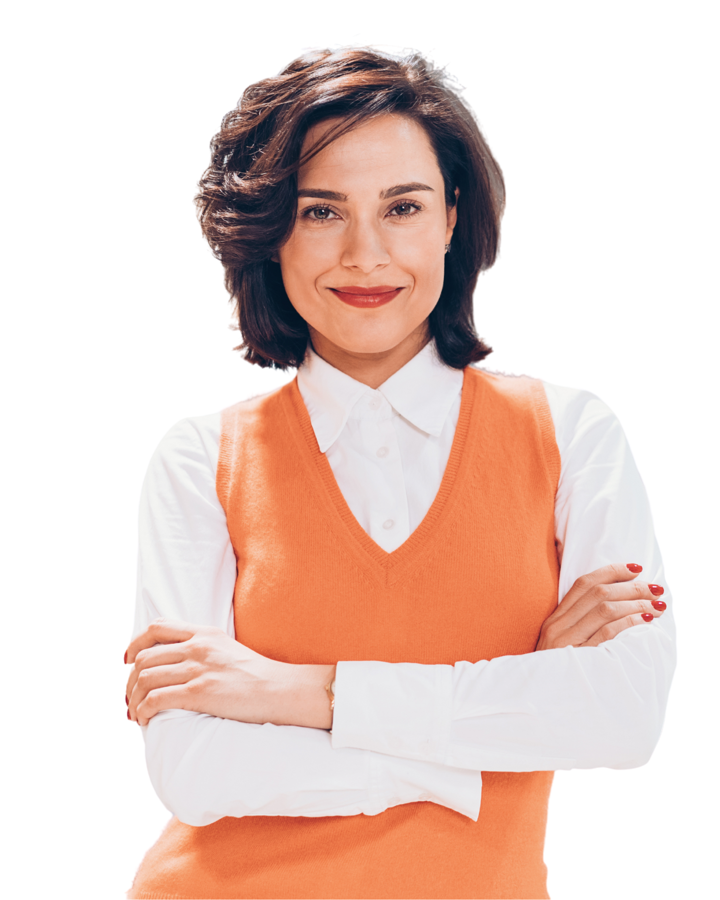 Vriendelijke vrouw, lacht vriendelijk, heeft een kort bruin kapsel en heeft een witte blouse met een oranje spencer eroverheen. Ze heeft haar handen over elkaar heen.