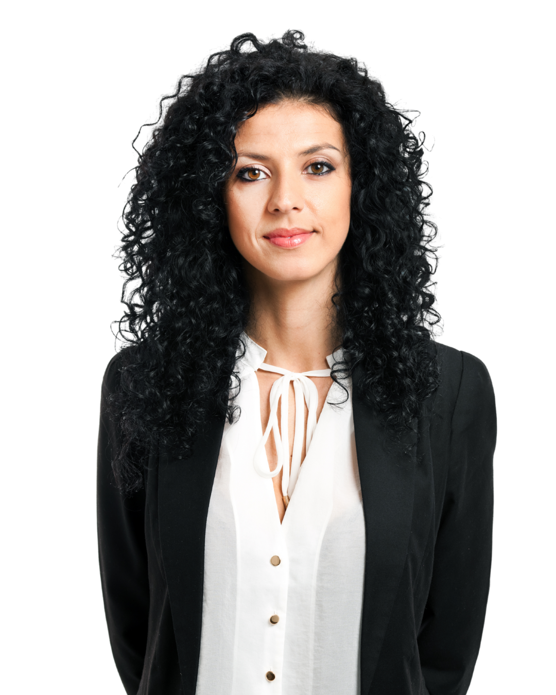 Vrouw met zwart krullend haar heeft een witte blouse aan en daar overheen een zwarte blazer. 