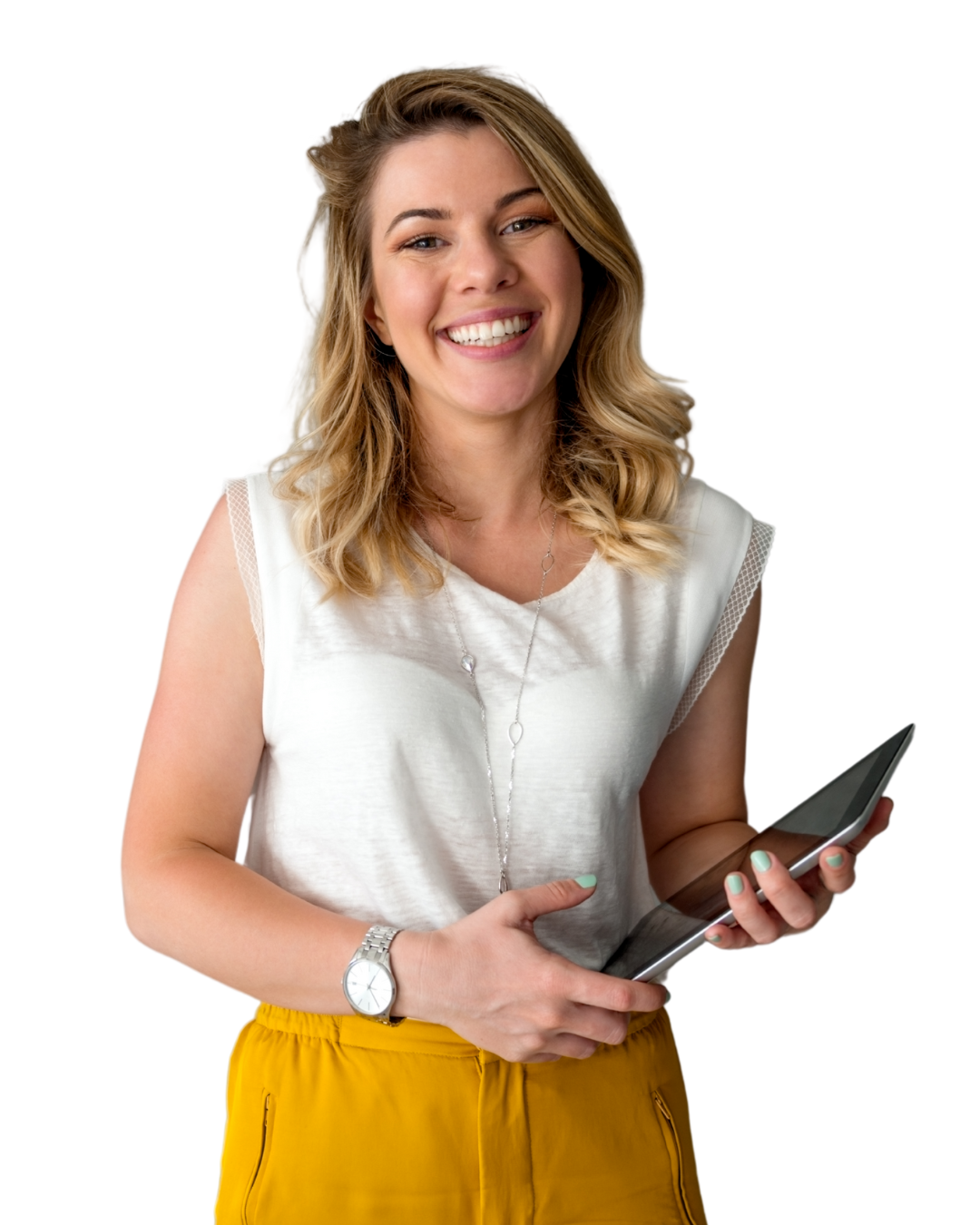 Een vrouw die glimlacht en heeft blond haar. Ze heeft een wit hemd aan en een gele broek. In haar hand heeft ze een ipad en om haar arm zit een horloge.