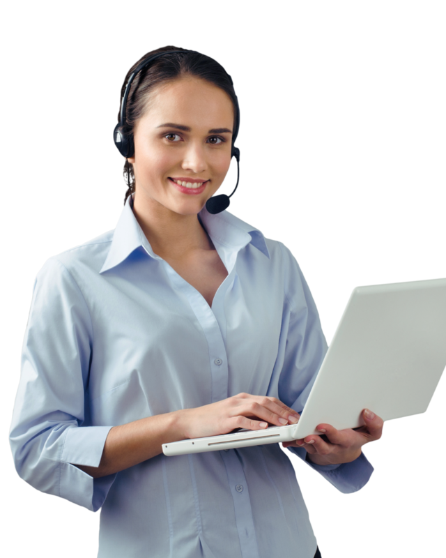 Vrouw met headset op haar hoofd, in lichtblauw overhemd, die op een laptop werkt en lacht naar de camera.