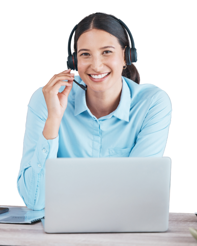 Vrouw met donker haar in een lichtblauw overhemd, met headset op, glimlachend achter een laptop.
