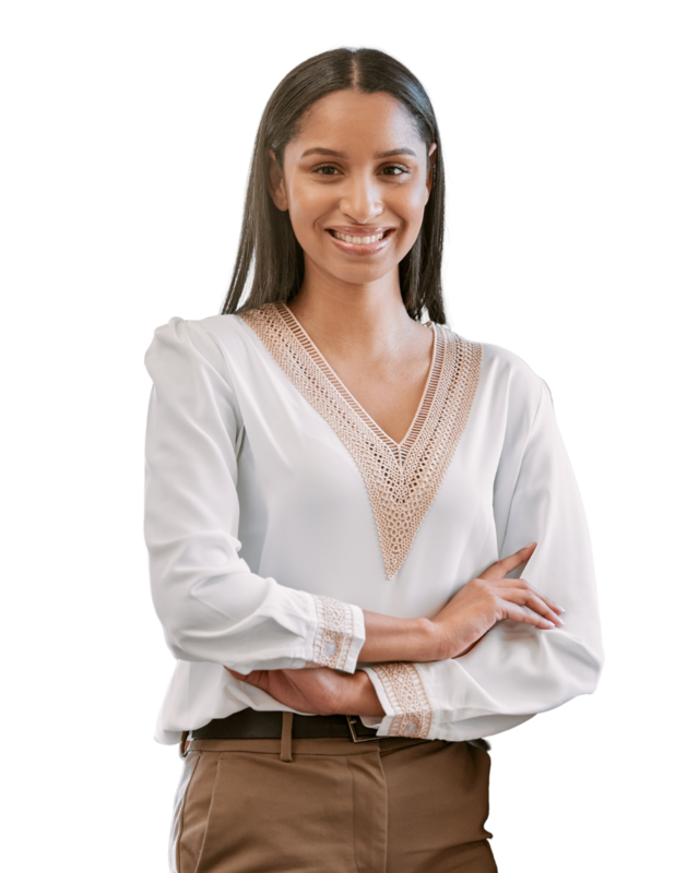 Een vrouw met een lach, zwarte haren en een witte blouse met beige broek. Heeft haar armen over elkaar heen.